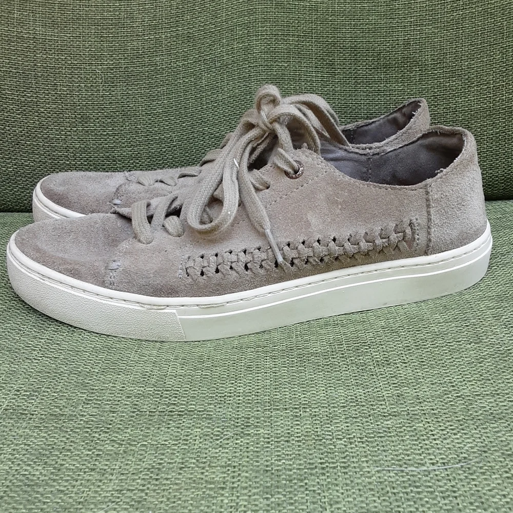 Toms suede lace up fashion sneaker. Size 6.5.